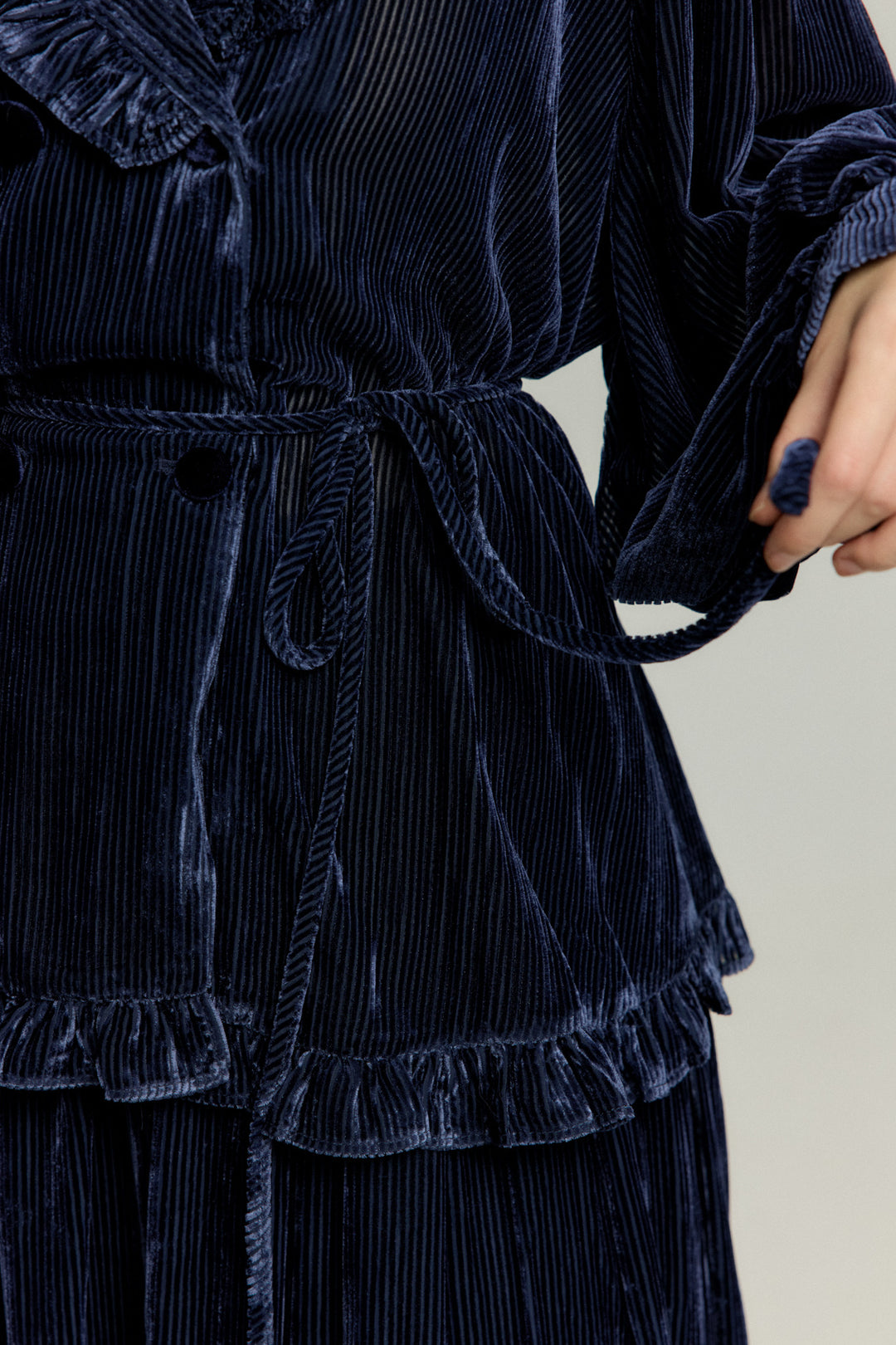 《お城を奪い返しちゃおう》フリルデザインベルベットトップス-Navy