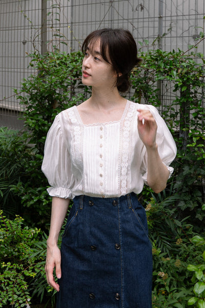 《かかしになりきって》スクエアネックレーストップス-White