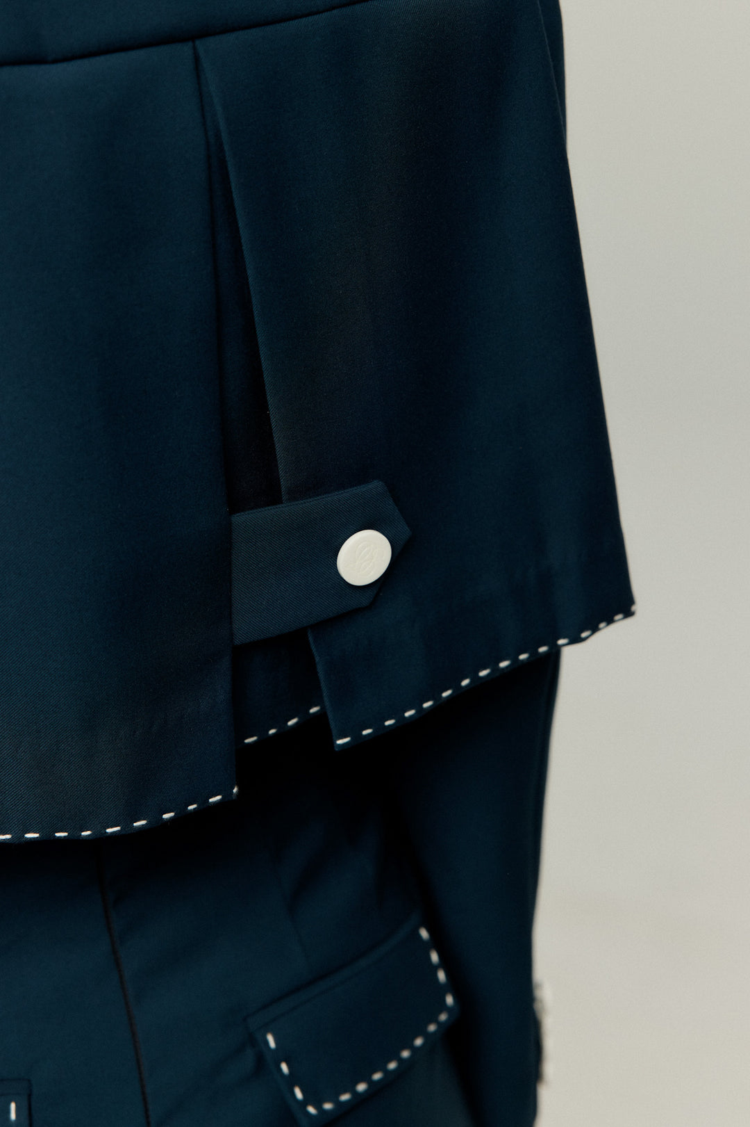 《ヘレンは甘い物を食べない》クロップドジャケット-Navy