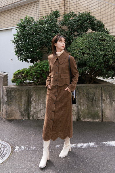 《Pinch My Cheek Hard》 High waist scallop design skirt-Coffee
