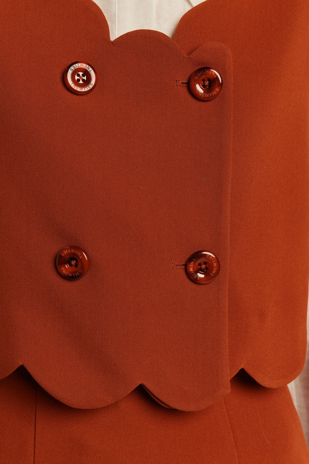 《そばかすができた》スカラップデザインダブルブレストベスト-Orange red