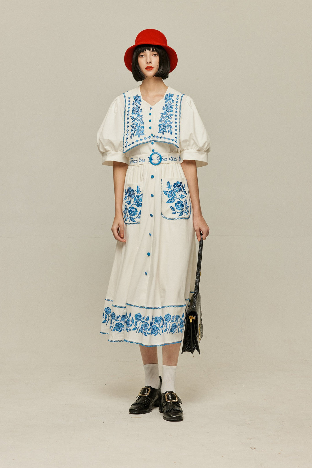 《この料理にはにんじんが入ってる》Tnewtiesエンブロイダリーブラウス-White