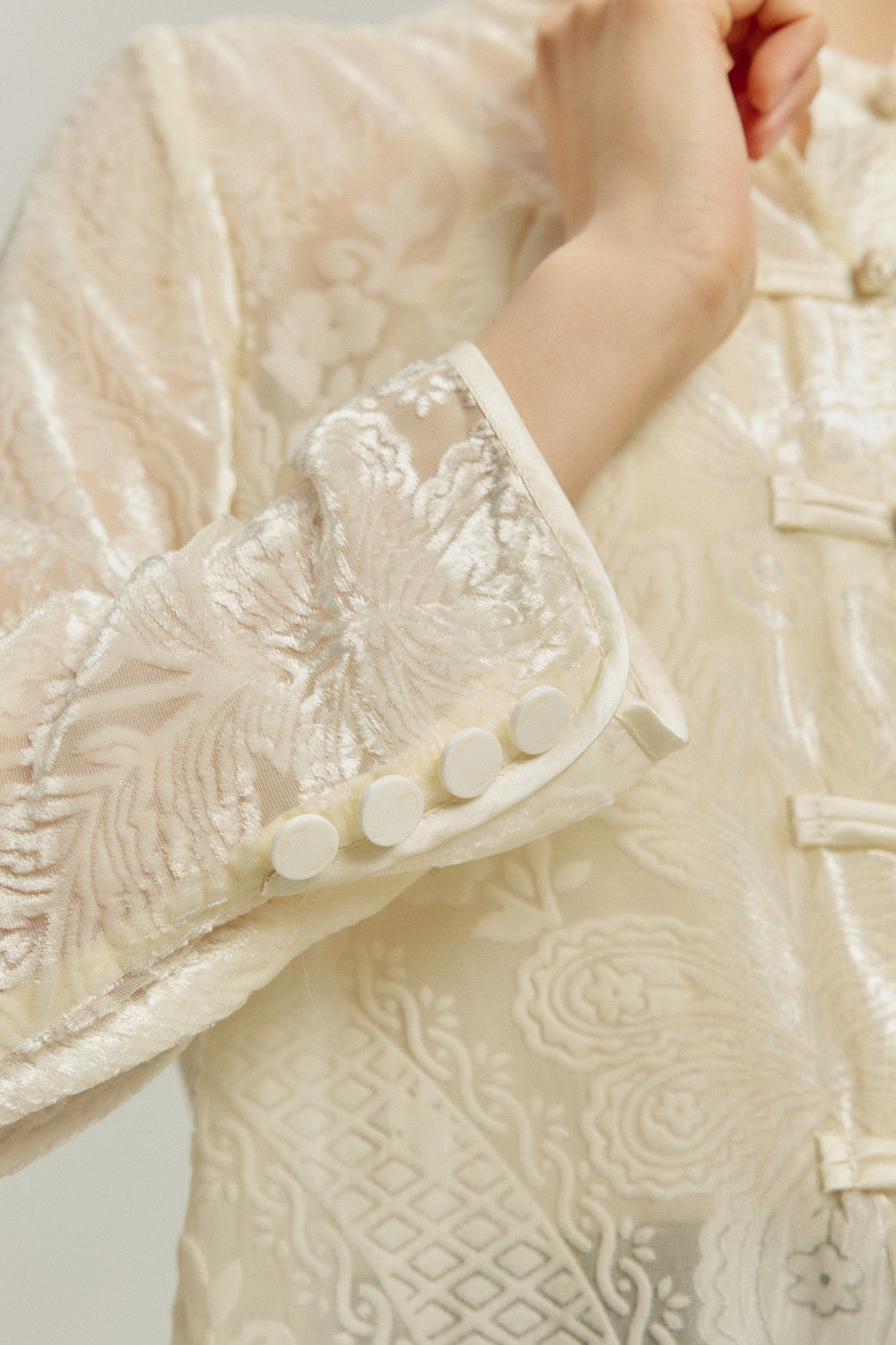 《茶葉でも占えます》チャイナバックルベルベットトップス-White