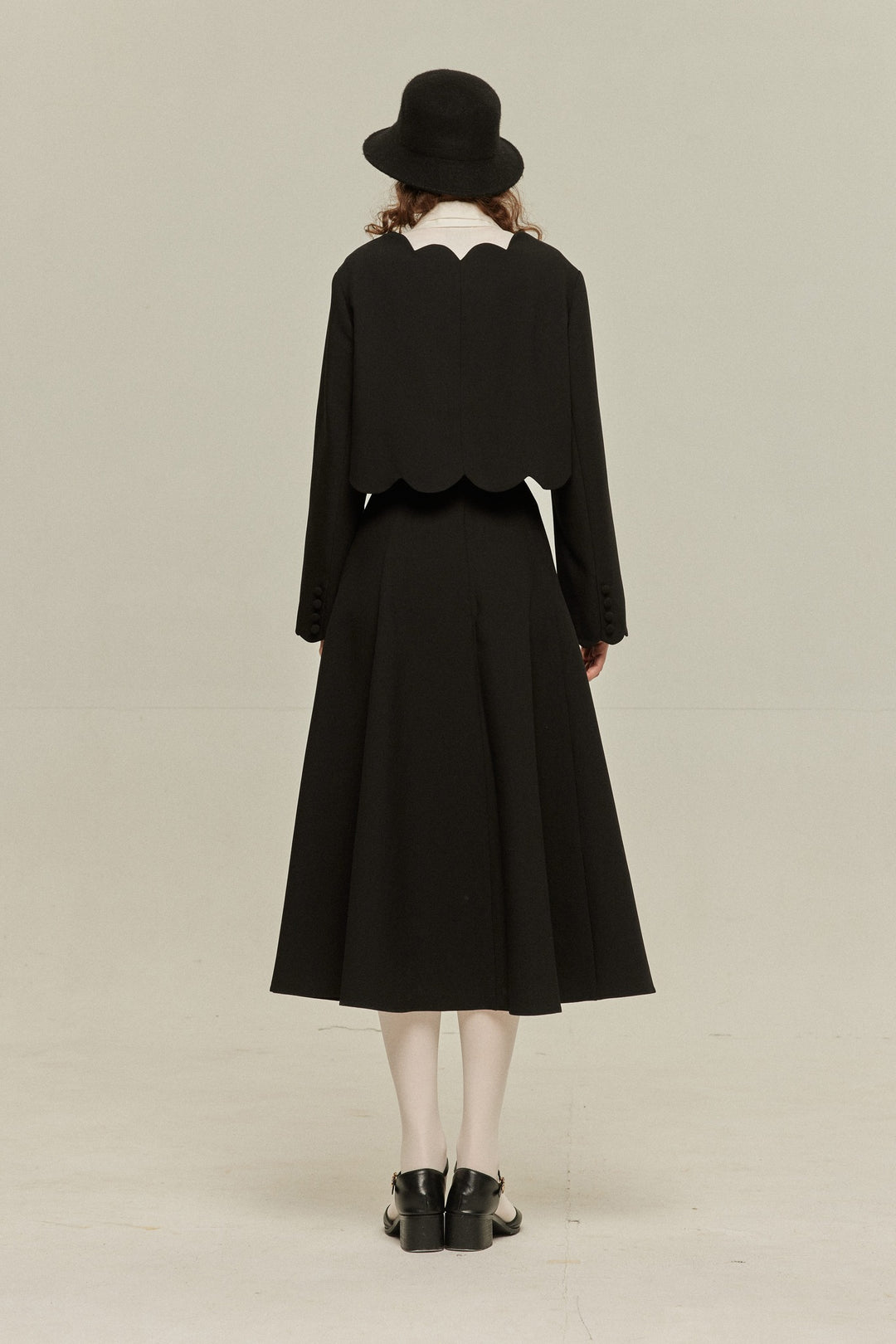 《アンティークオークション》スカラップデザインクロップドトップス-Black