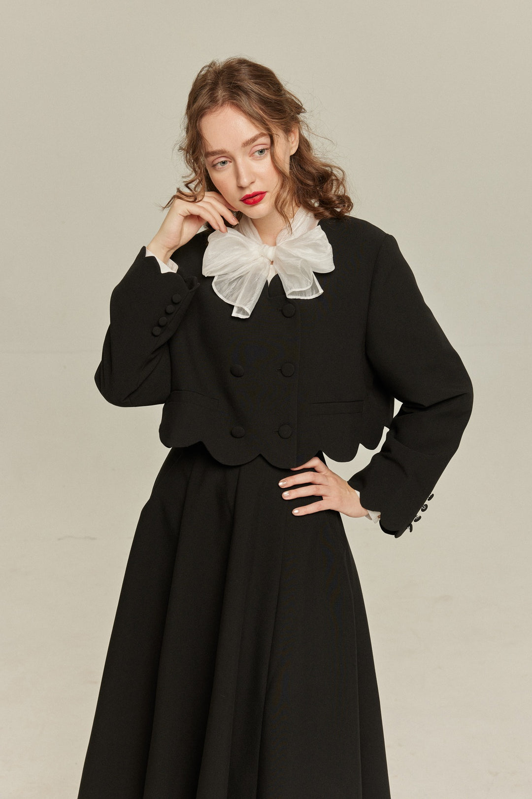 《アンティークオークション》スカラップデザインクロップドトップス-Black