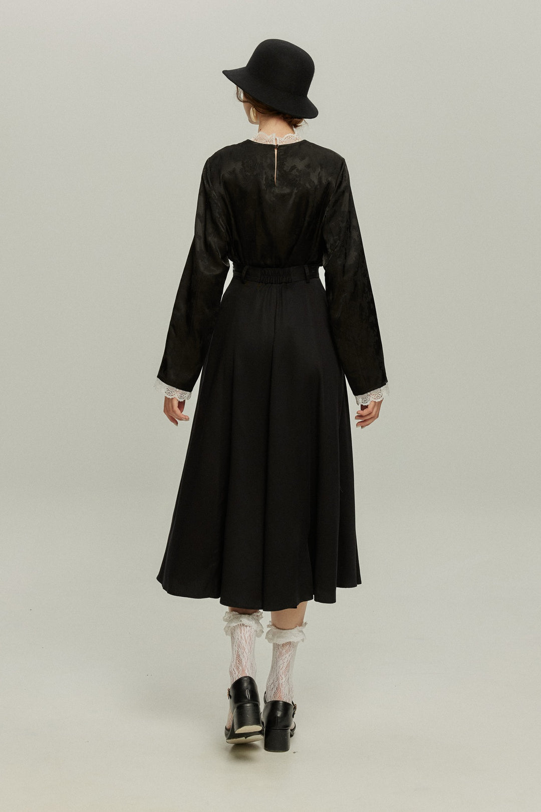 《彼女が花屋に入っていくのを見かけた》レーストリムシノワズリブラウス-Black