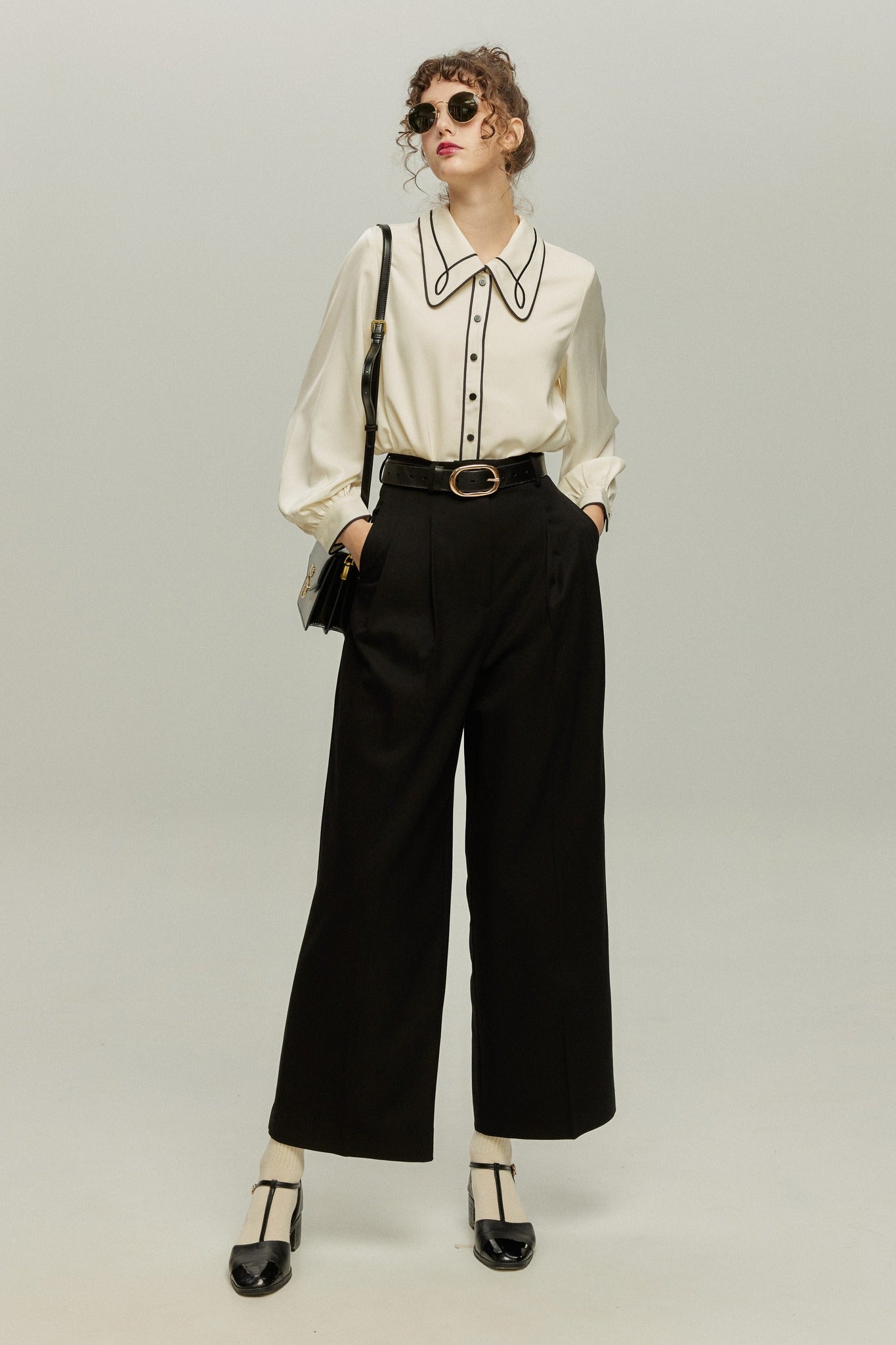 《この口紅を試して》パイピングデザインブラウス-Ivory