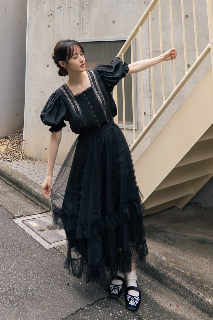 《かかしになりきって》スクエアネックレーストップス-Black
