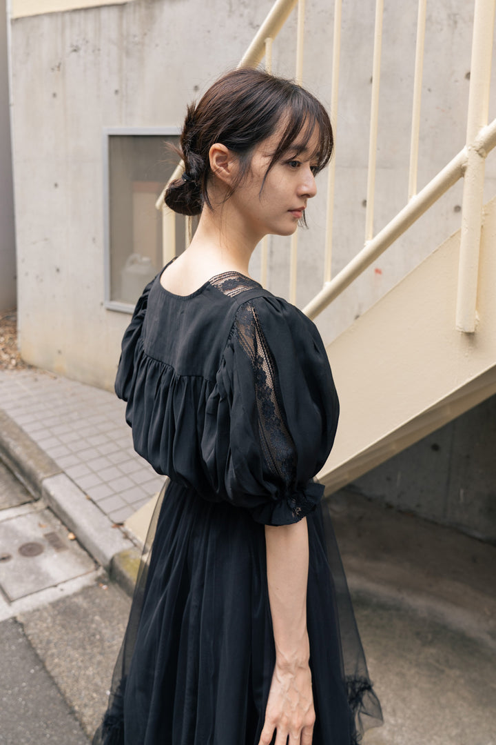 《かかしになりきって》スクエアネックレーストップス-Black