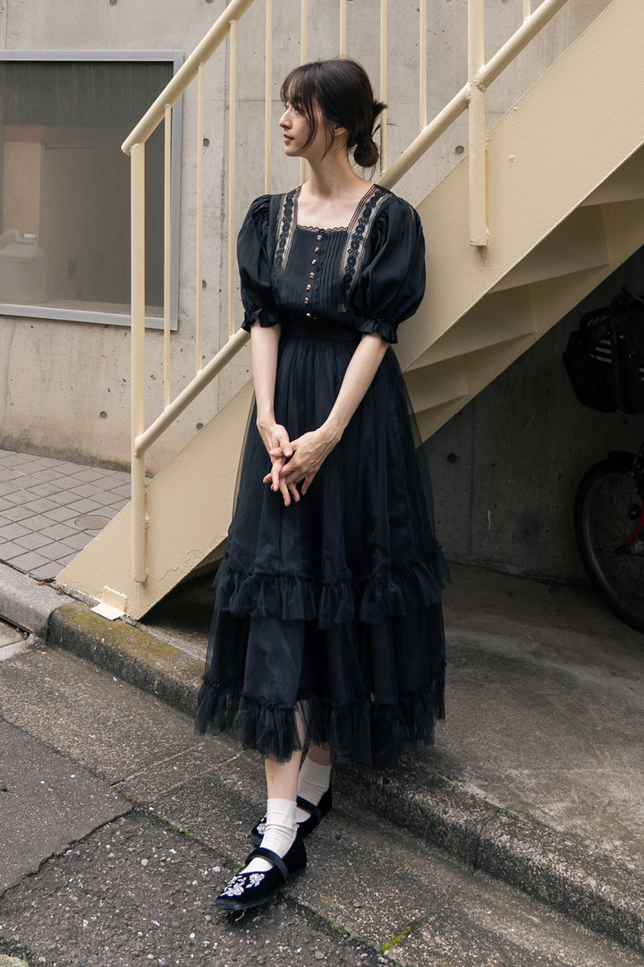 《かかしになりきって》スクエアネックレーストップス-Black
