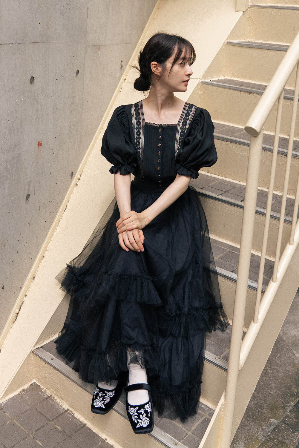 《かかしになりきって》スクエアネックレーストップス-Black
