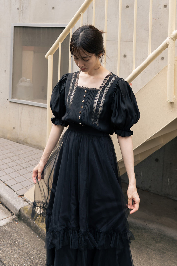 《かかしになりきって》スクエアネックレーストップス-Black