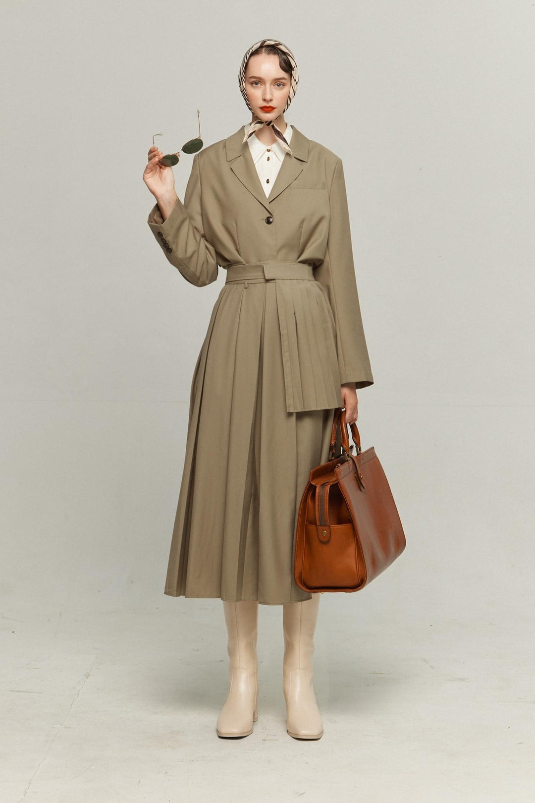 《エレベーターを長く待っている》ピンタックブラウス-White