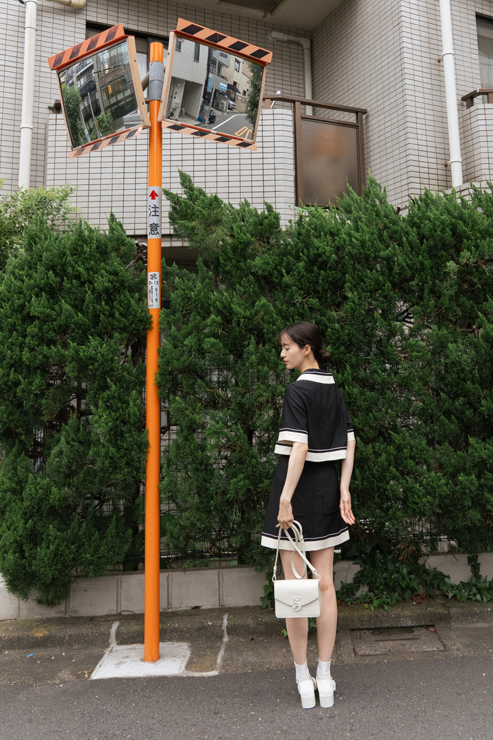 《窓のサイズを測ってみて》ビッグカラーシンメトリーステッチトップス-Black