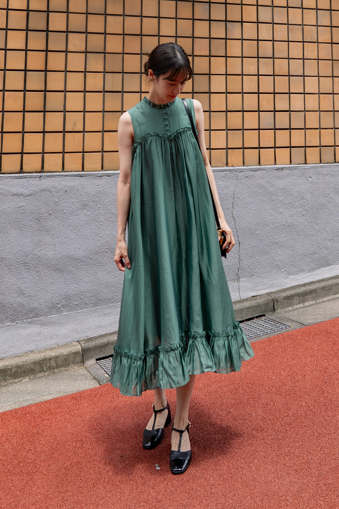[On the sparkling lake surface] Ruffle trim dress-Dark green