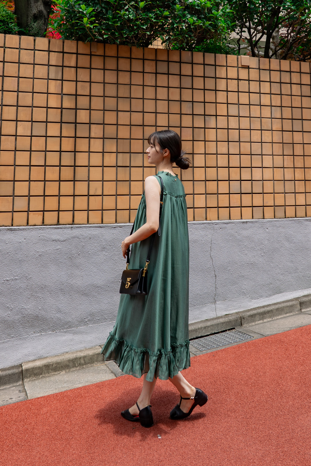 [On the sparkling lake surface] Ruffle trim dress-Dark green
