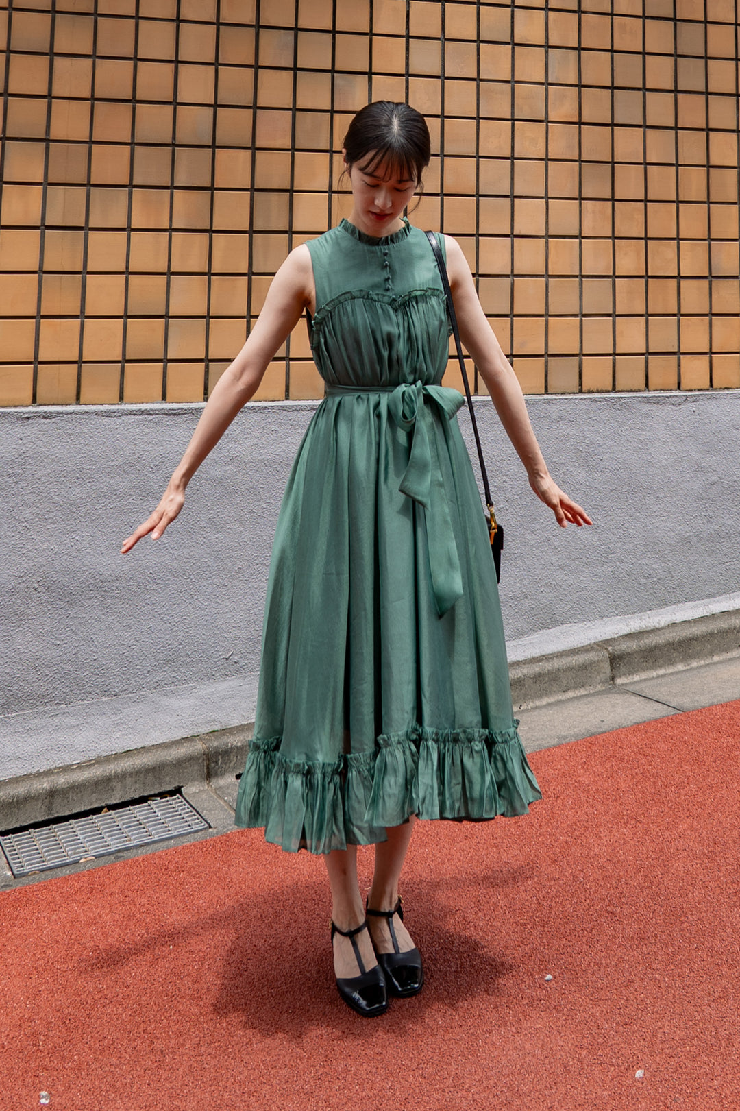 [On the sparkling lake surface] Ruffle trim dress-Dark green