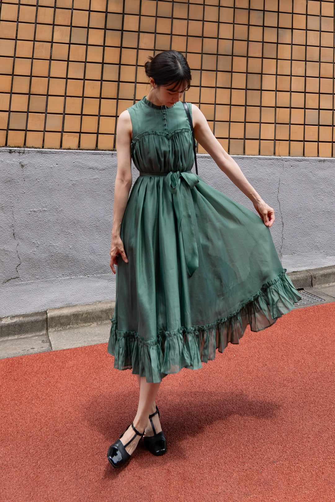[On the sparkling lake surface] Ruffle trim dress-Dark green