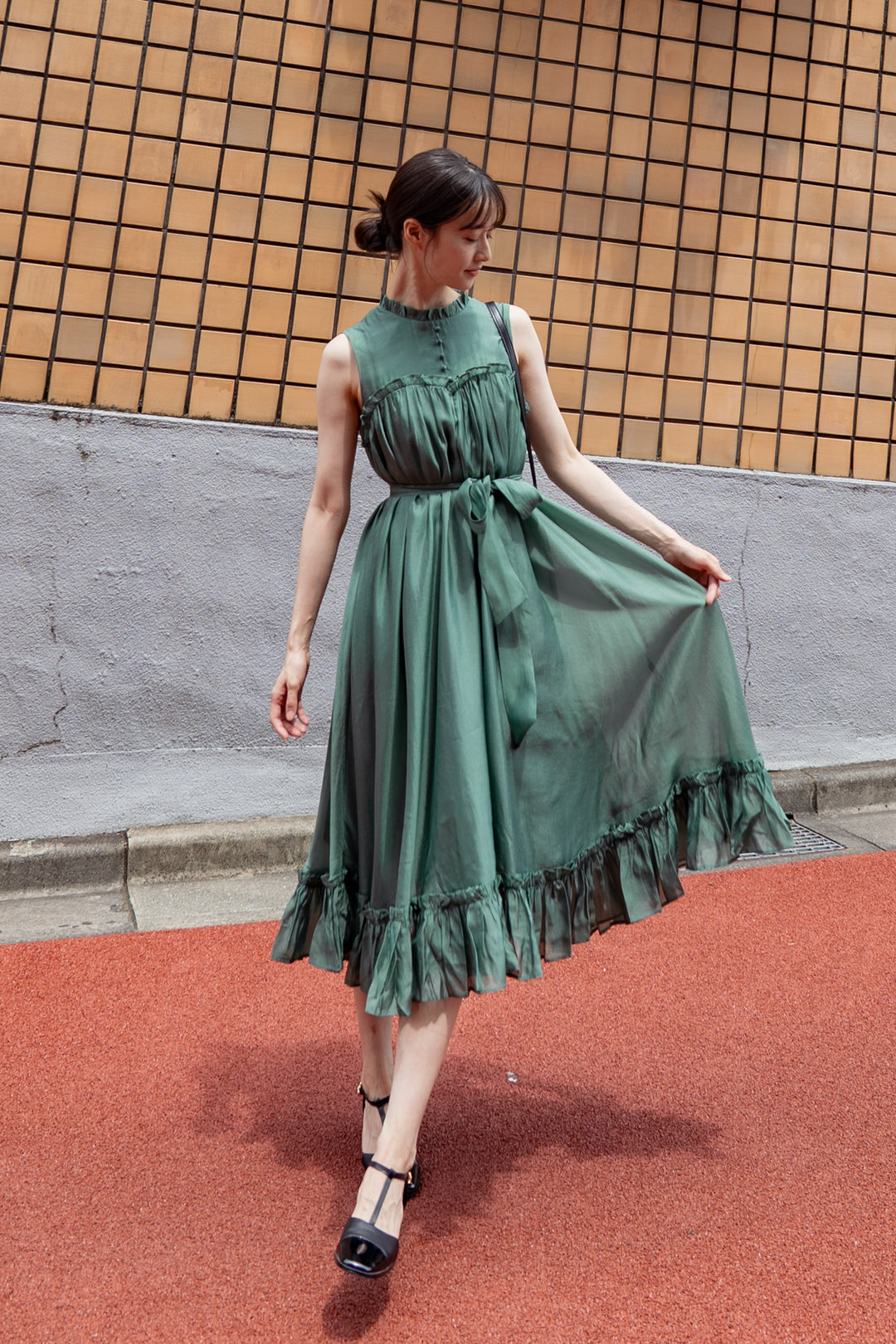 [On the sparkling lake surface] Ruffle trim dress-Dark green