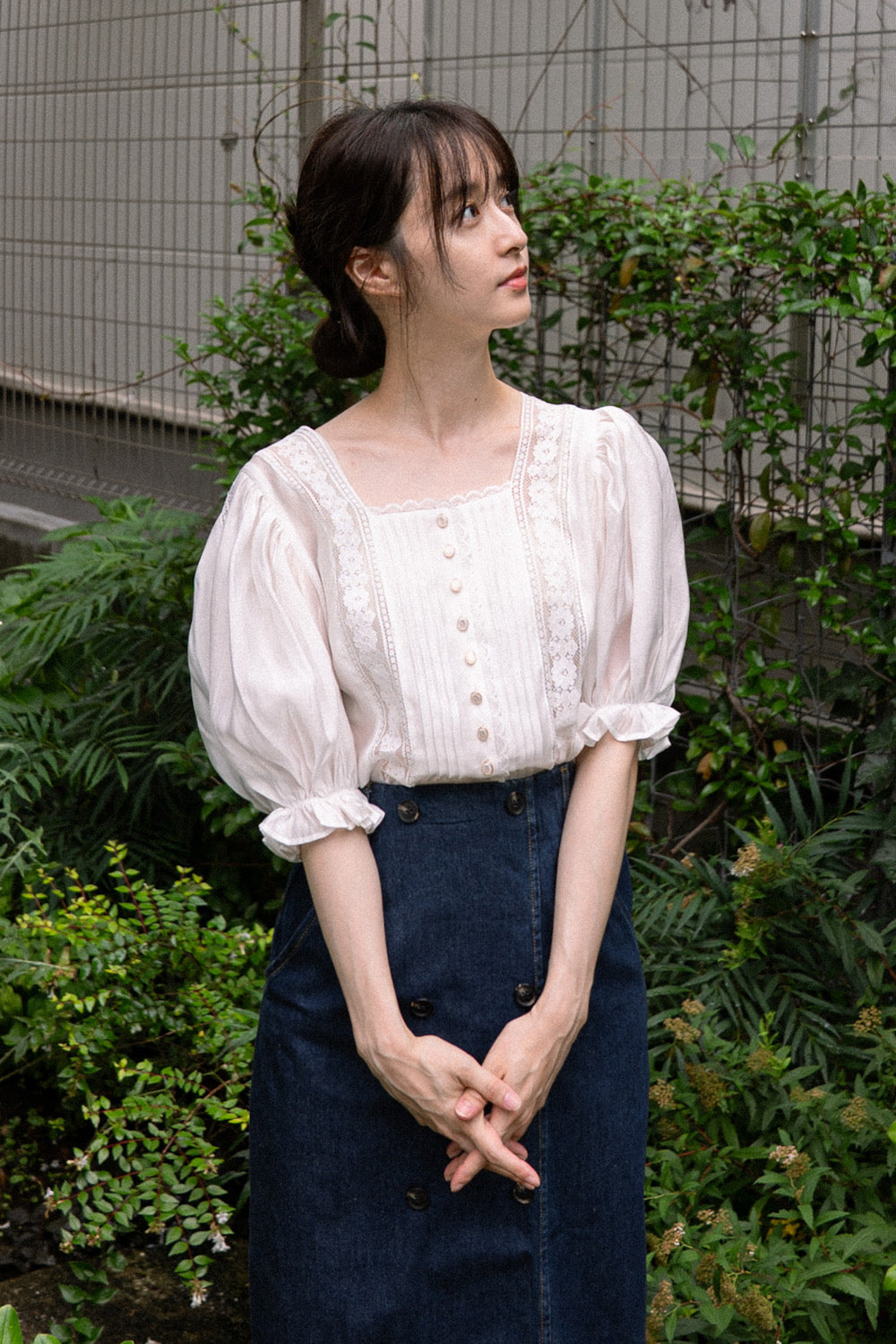 《かかしになりきって》スクエアネックレーストップス-Black