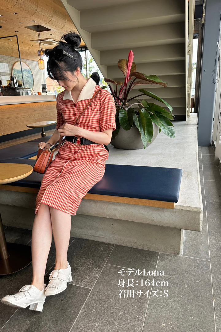 《メニュー表で顔を隠してる》オープンカラーチェックワンピース-Orange red