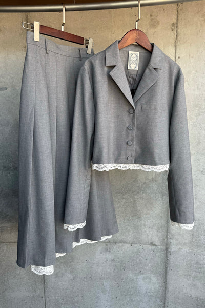 《リリーをルルと見間違えた》レーストリミングプリーツスカート-Gray