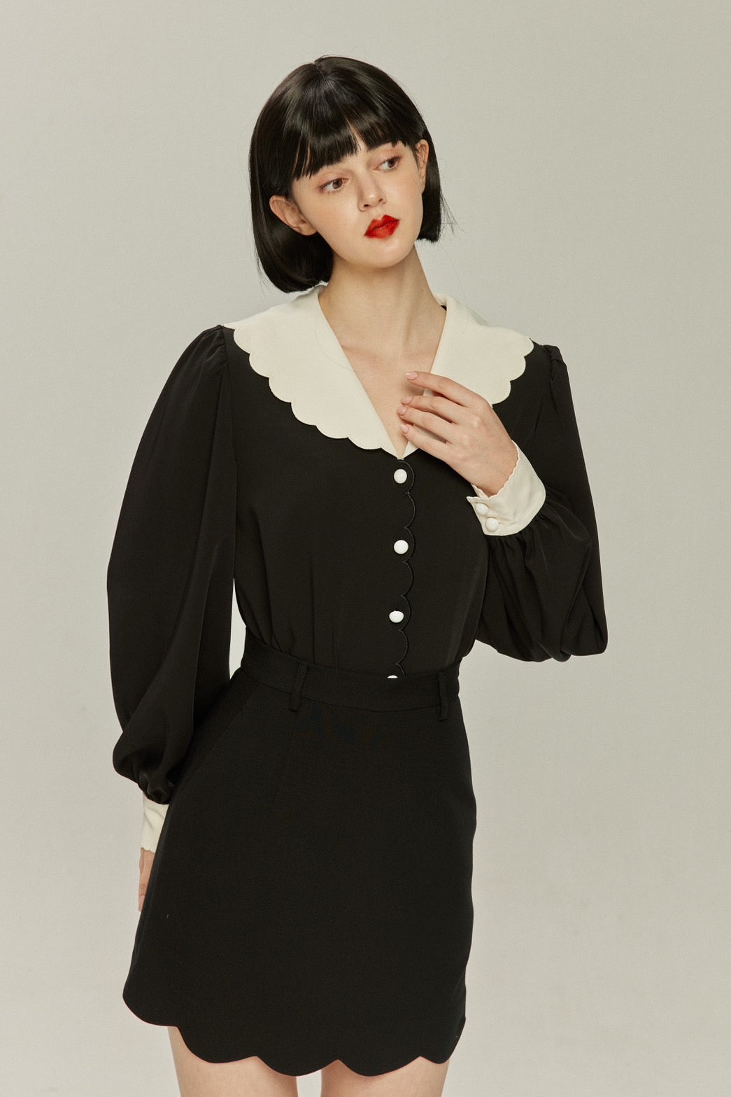 《おまけ付きのシリアル》スカラップデザインビッグカラーブラウス-Black