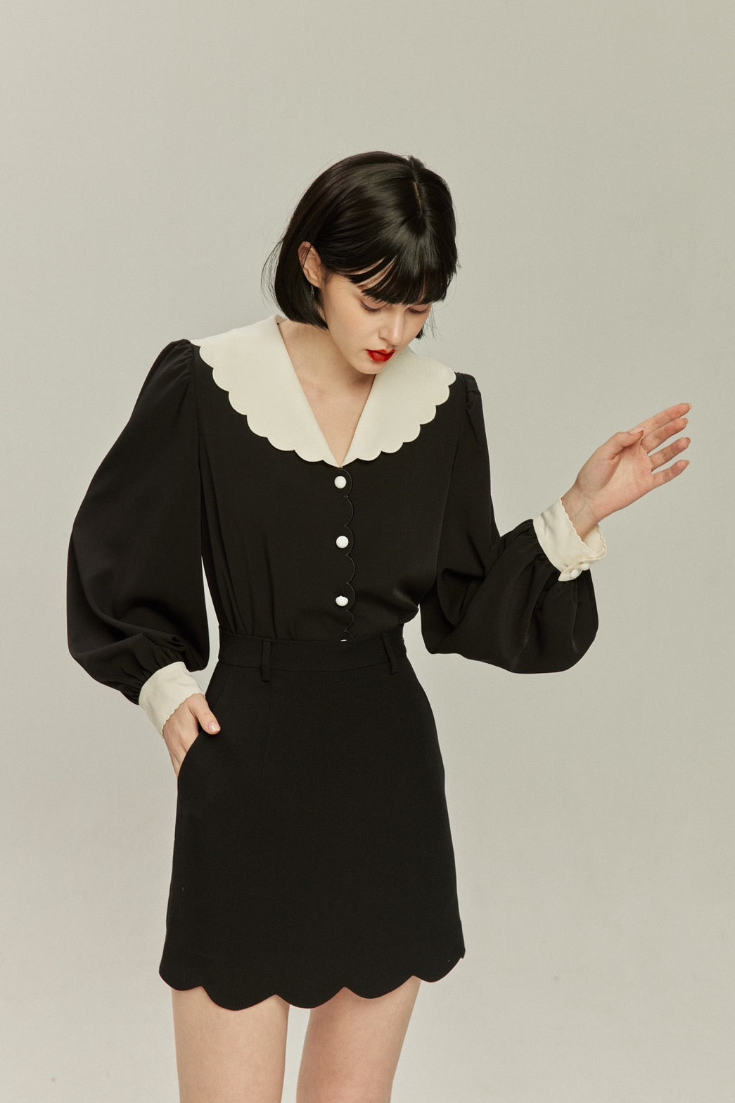 《おまけ付きのシリアル》スカラップデザインビッグカラーブラウス-Black