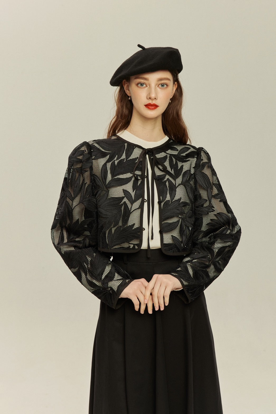 《ルーシーと入れ替わった》インナー付きボタニカルパターンサマージャケット-Black