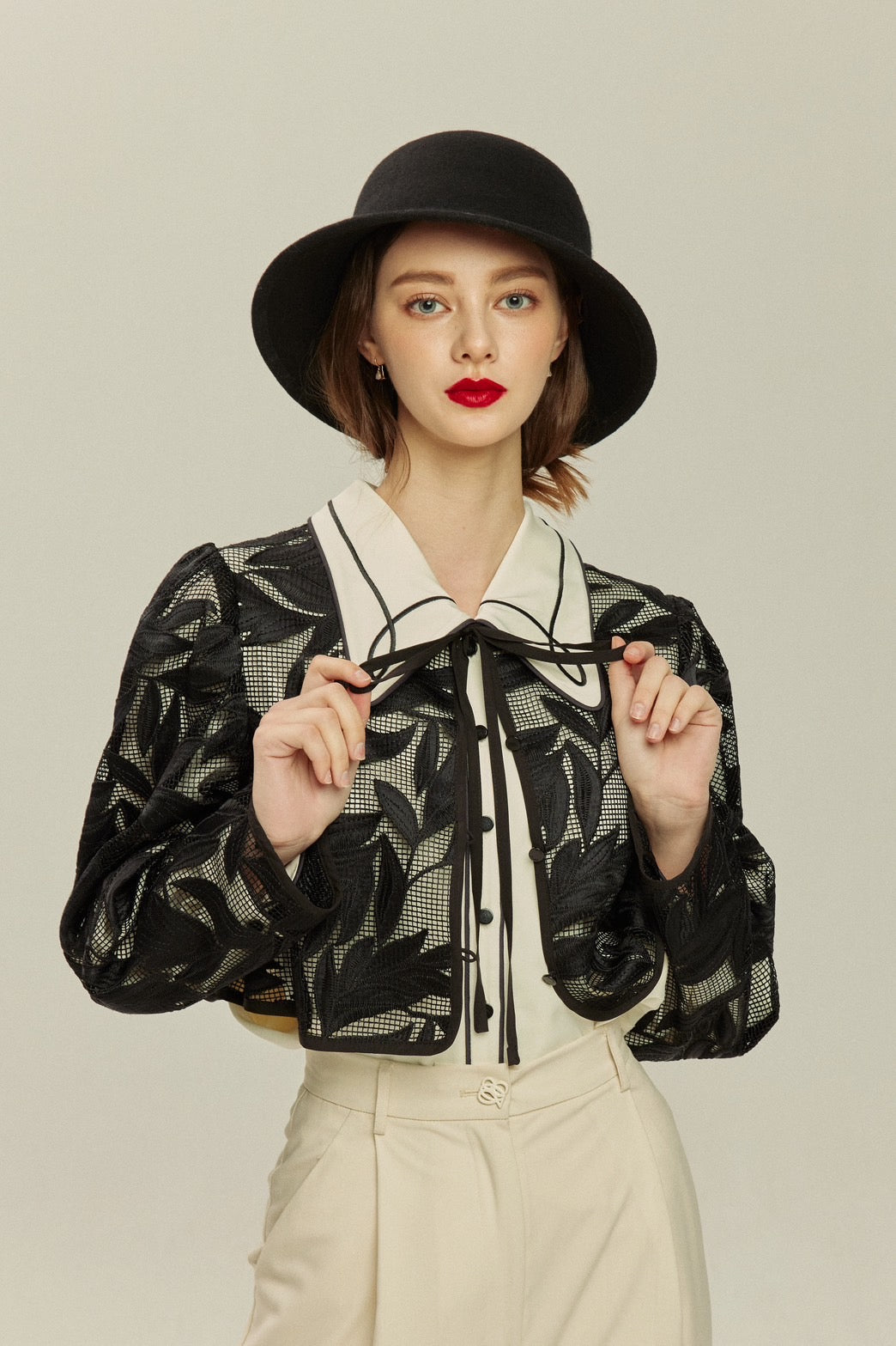 《ルーシーと入れ替わった》インナー付きボタニカルパターンサマージャケット-Black
