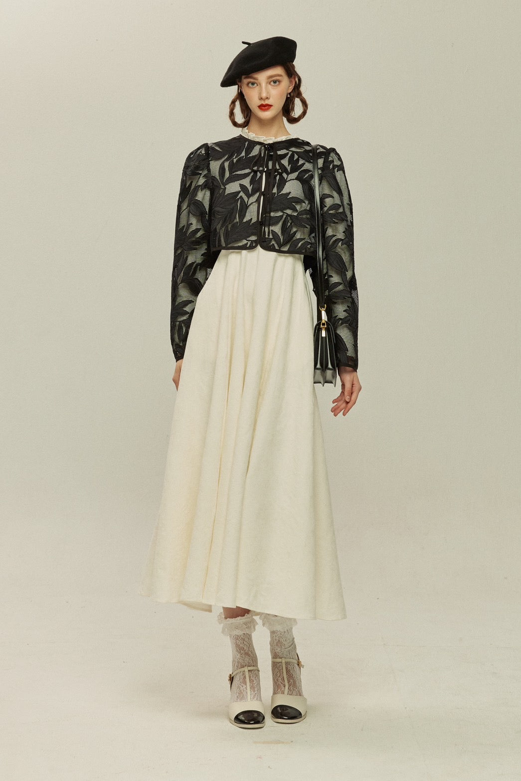 《ルーシーと入れ替わった》インナー付きボタニカルパターンサマージャケット-Black