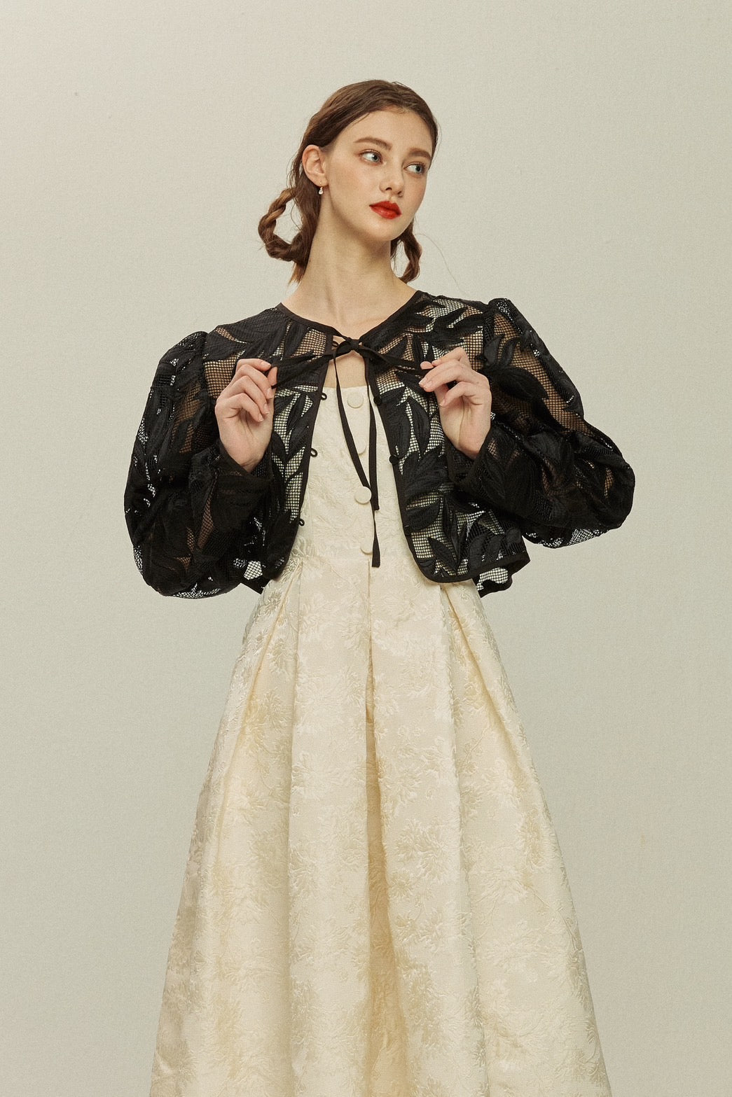 《ルーシーと入れ替わった》インナー付きボタニカルパターンサマージャケット-Black