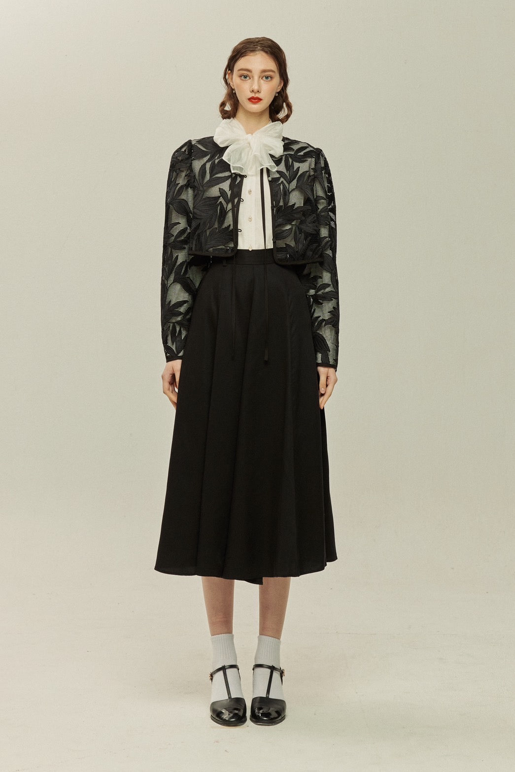 《ルーシーと入れ替わった》インナー付きボタニカルパターンサマージャケット-Black