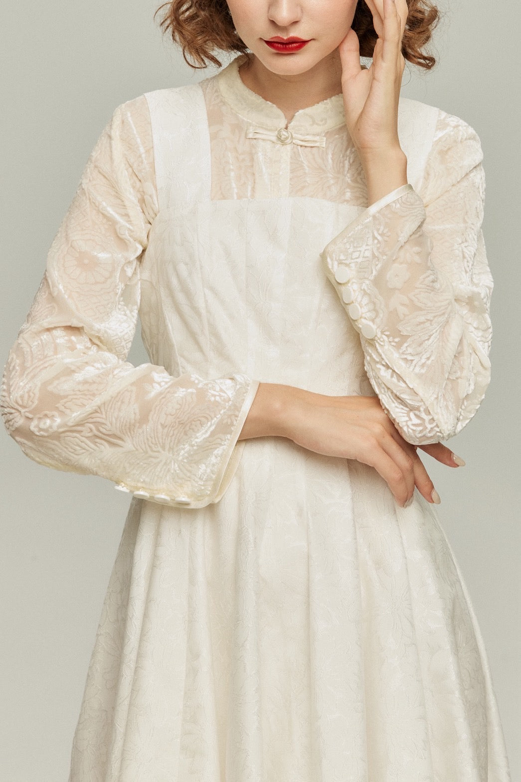 《茶葉でも占えます》チャイナバックルベルベットトップス-White