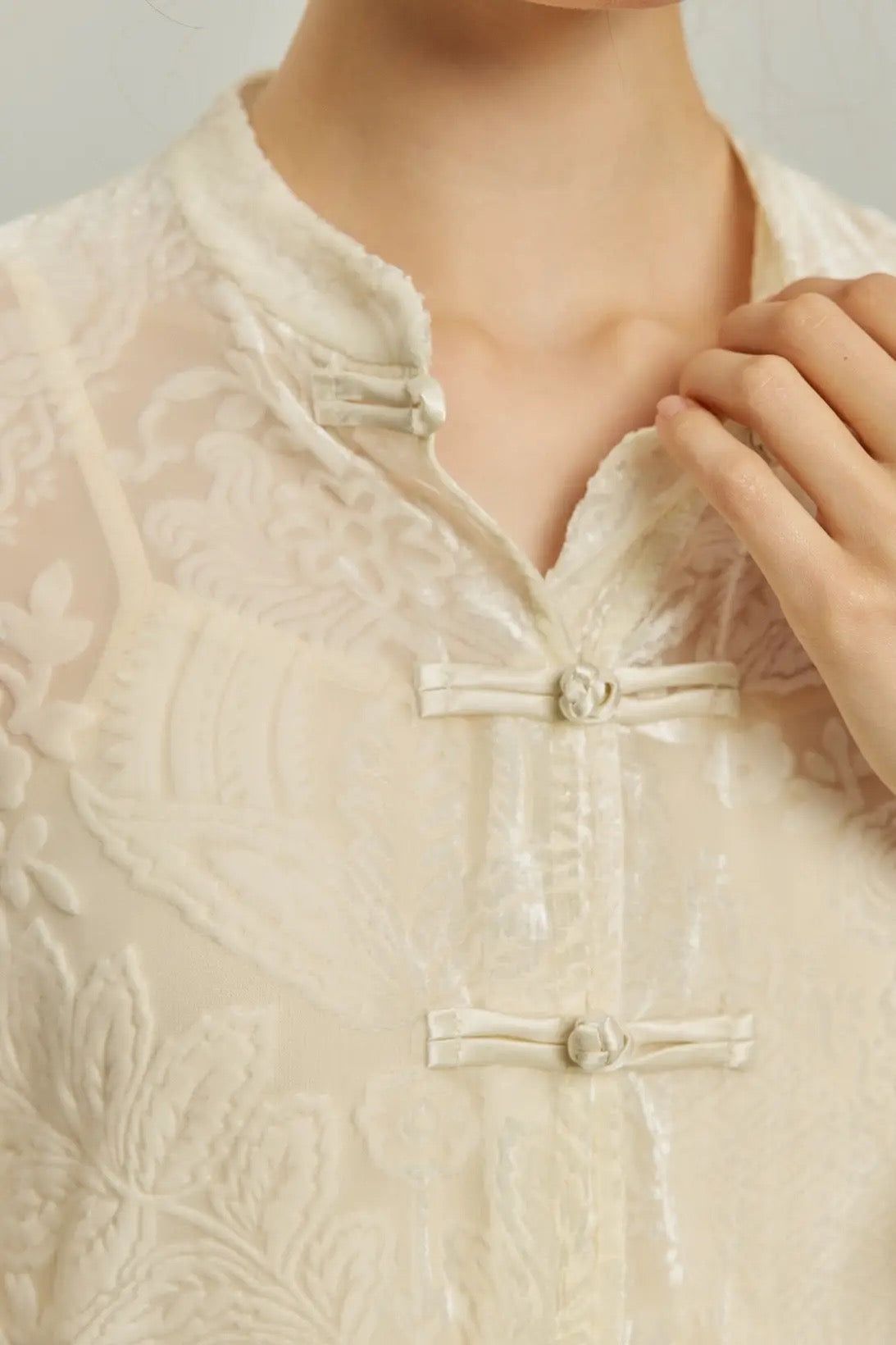 《茶葉でも占えます》チャイナバックルベルベットトップス-White