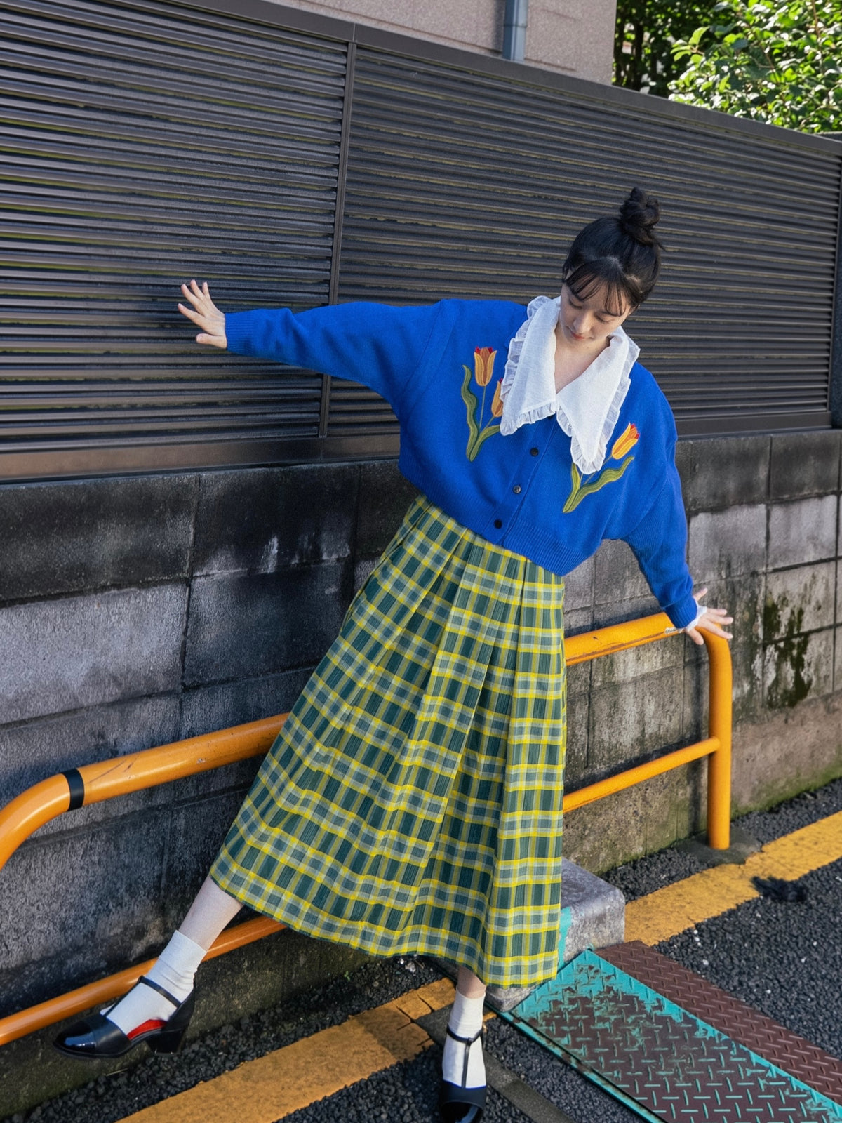 [Make you want to drink carbonated drinks] Tulip embroidered cardigan-Black 着用例 164cm
      トップスS、ボトムスS着用