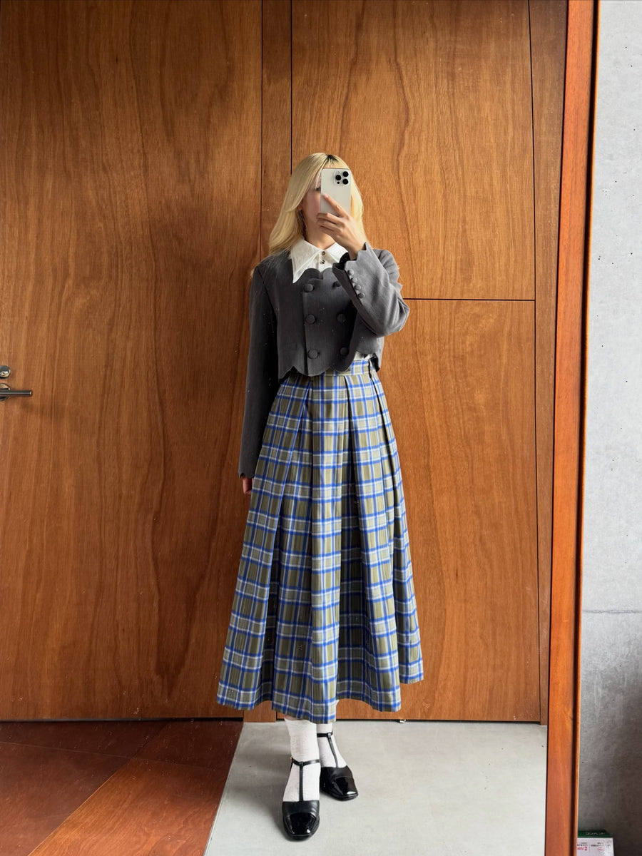 《Lifting a Dumbbell with One Hand》Plaid Pleated Skirt – Gray 着用例 155cm
      トップスS、ボトムスS着用