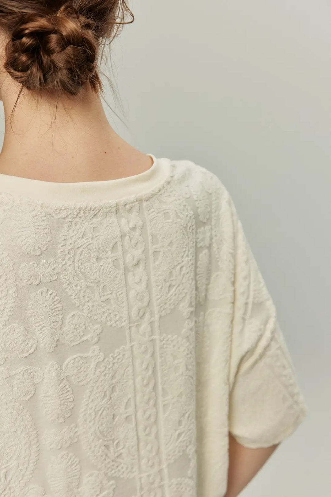 《ステラの話し方を真似している》シノワズリデザインTnewtiesロゴトップス-Ivory