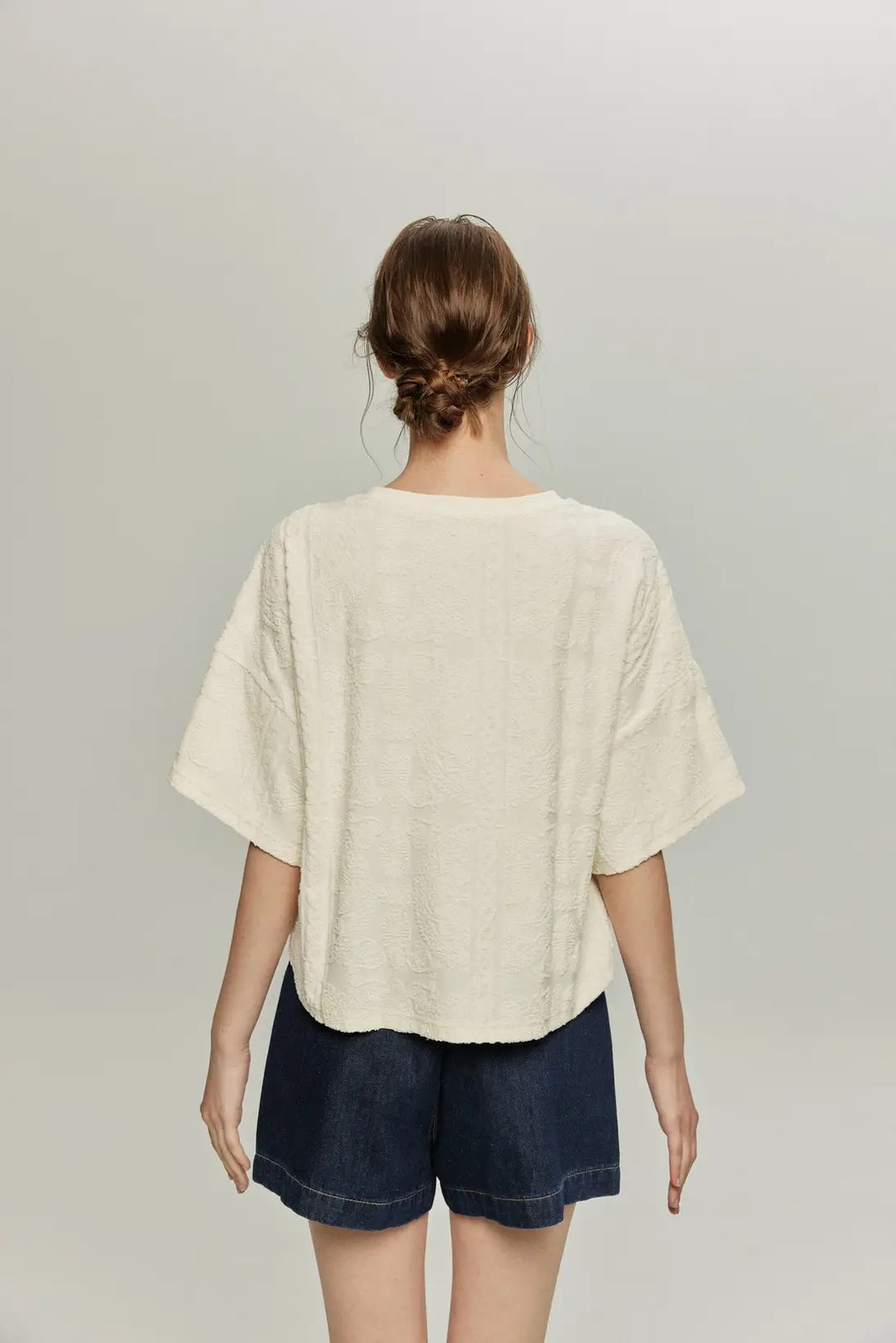 《ステラの話し方を真似している》シノワズリデザインTnewtiesロゴトップス-Ivory