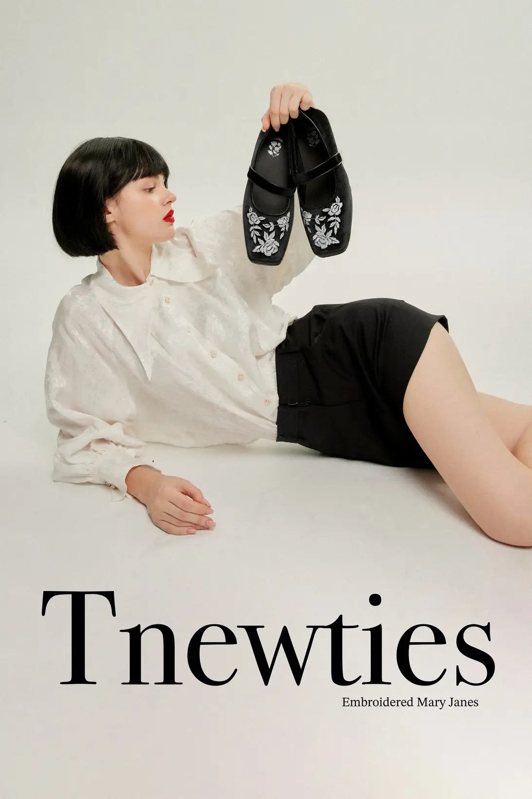TNEWTIES 오리지널 자수 펌프스 - 블랙