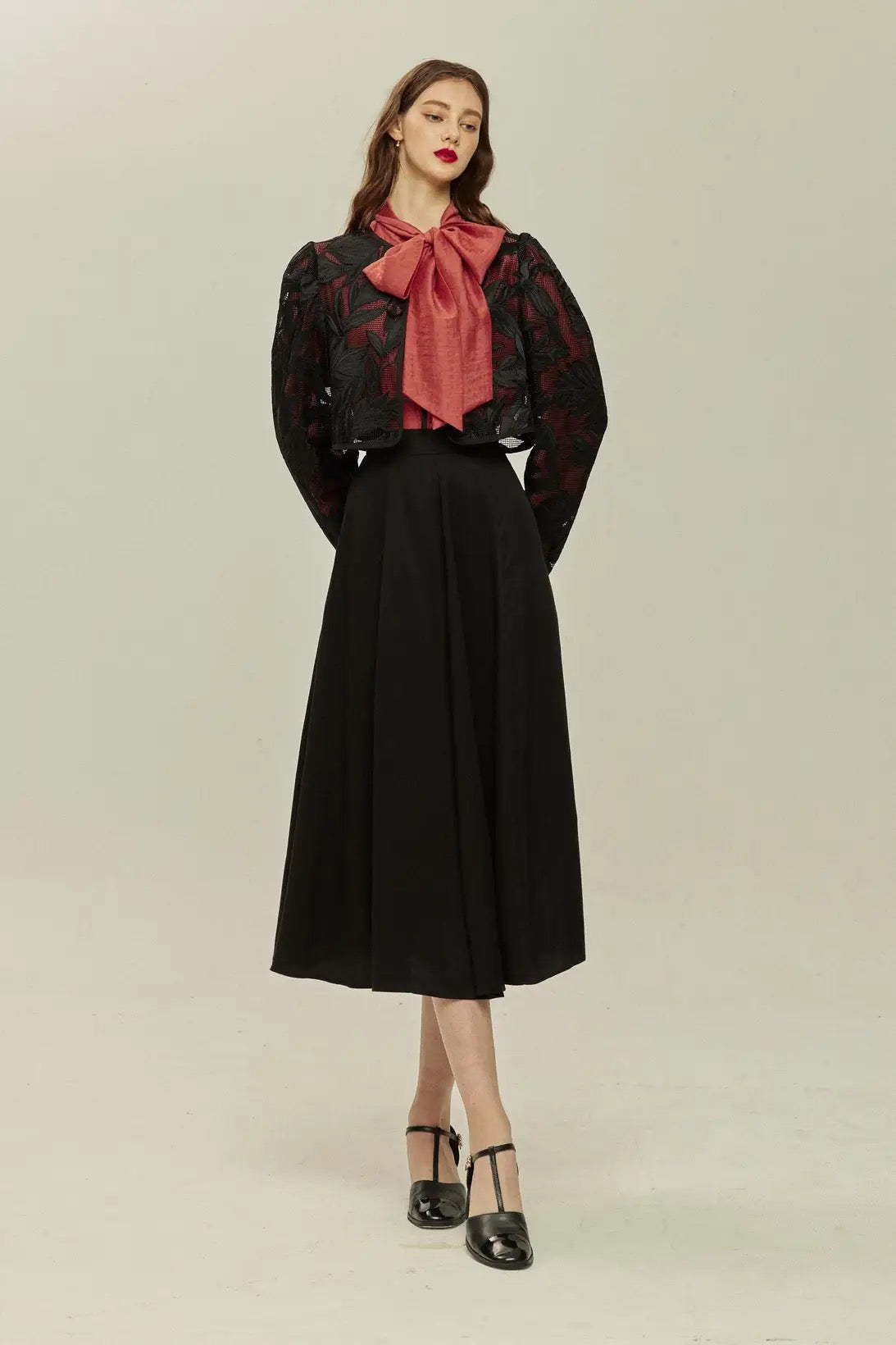 《ルーシーと入れ替わった》インナー付きボタニカルパターンサマージャケット-Black