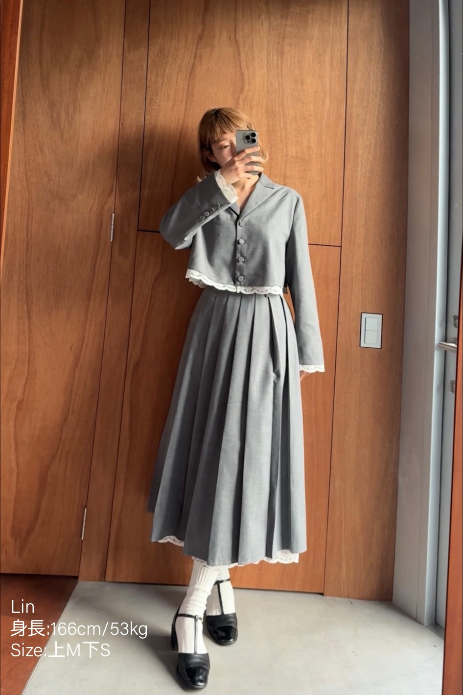 《リリーをルルと見間違えた》レーストリミングプリーツスカート-Gray