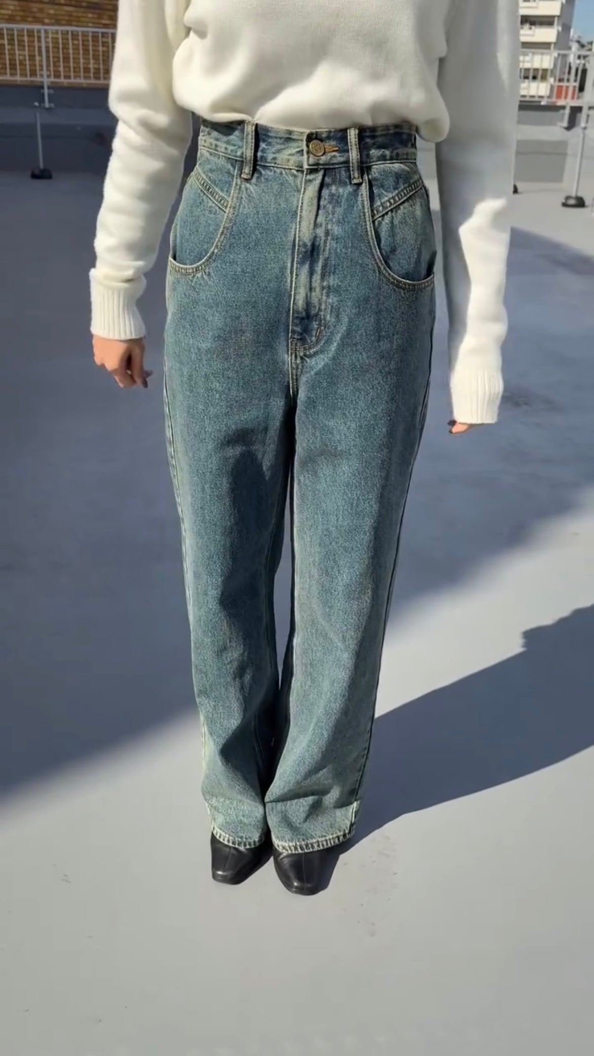 《サッカーの試合観戦中》ハイウエストストレートデニムパンツ-Blue