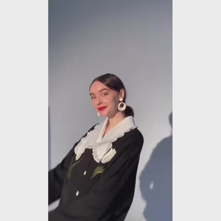 [Make you want to drink carbonated drinks] Tulip embroidered cardigan-Black
