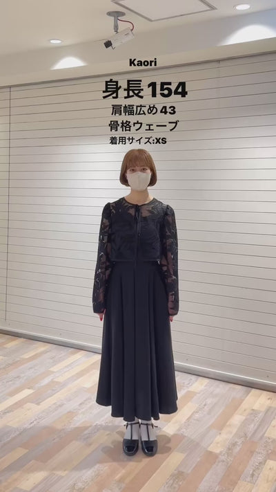 《ルーシーと入れ替わった》インナー付きボタニカルパターンサマージャケット-Black
