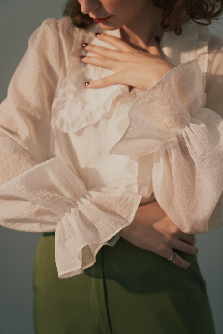 《メリーがまた嫉妬している》シースルーフリルブラウス-Off White