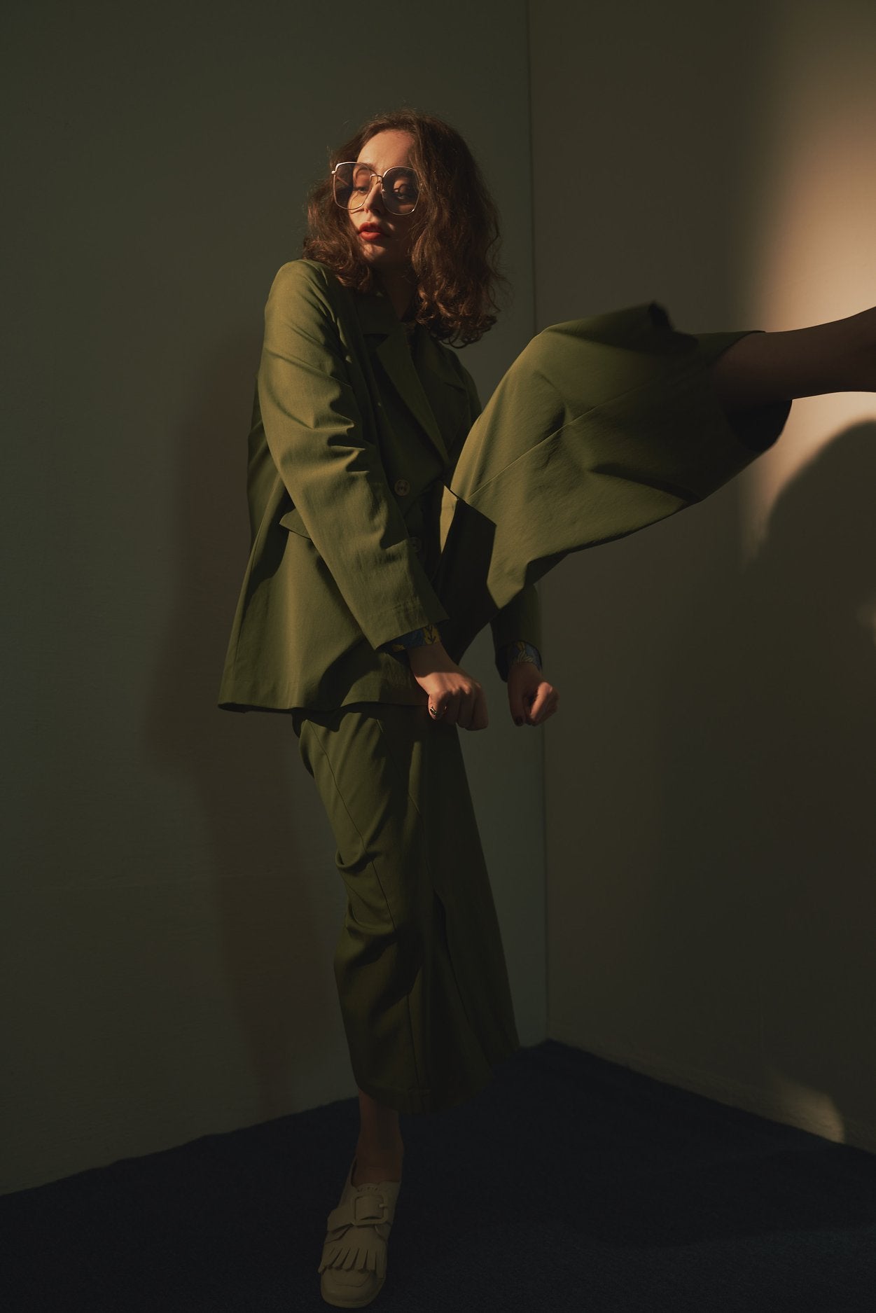《木の枝で地図を描いて》ハイウエストスリットパンツ-Light green