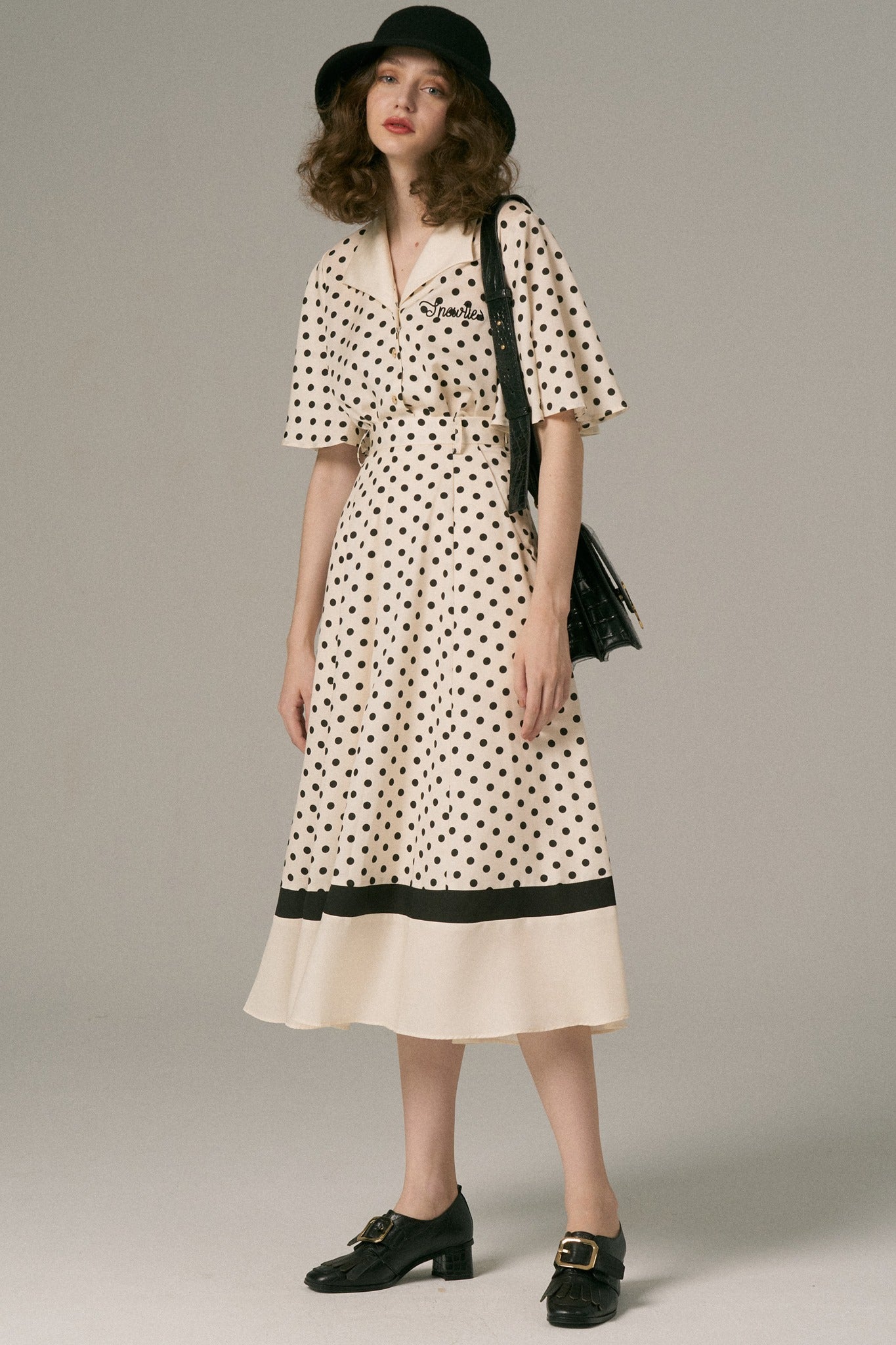 《小鳥が洗濯物干しを手伝ってくれます》カラーセパレーテッドアンブレラスリーブブラウス