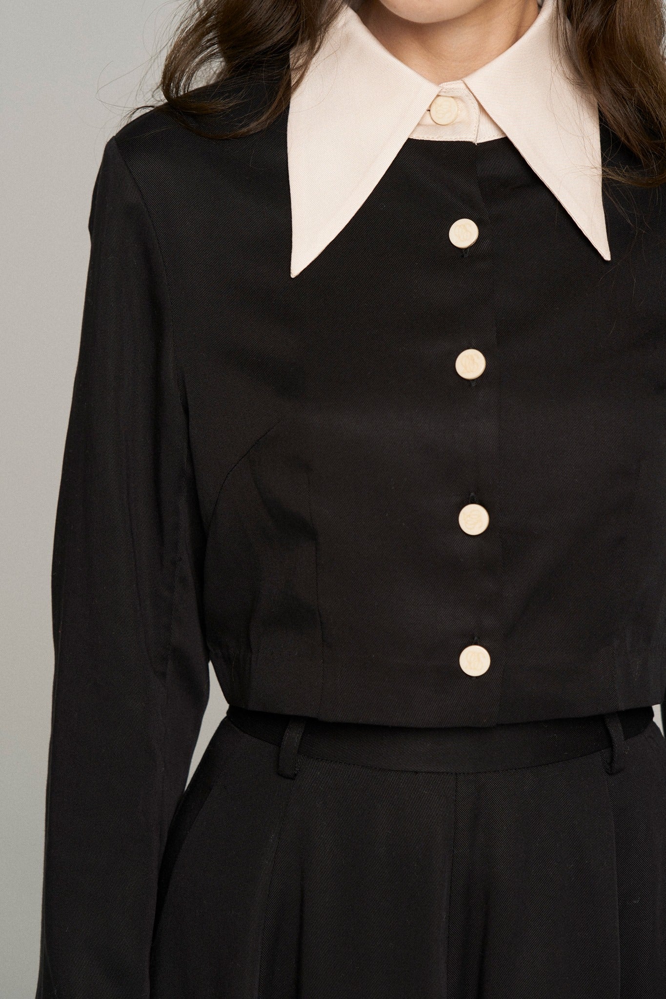 《つい一口食べちゃいました》バリモアカラークロップドブラウス-Black