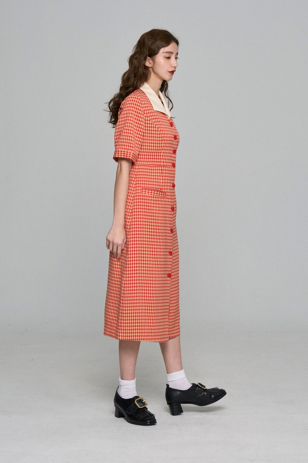 《メニュー表で顔を隠してる》オープンカラーチェックワンピース-Orange red